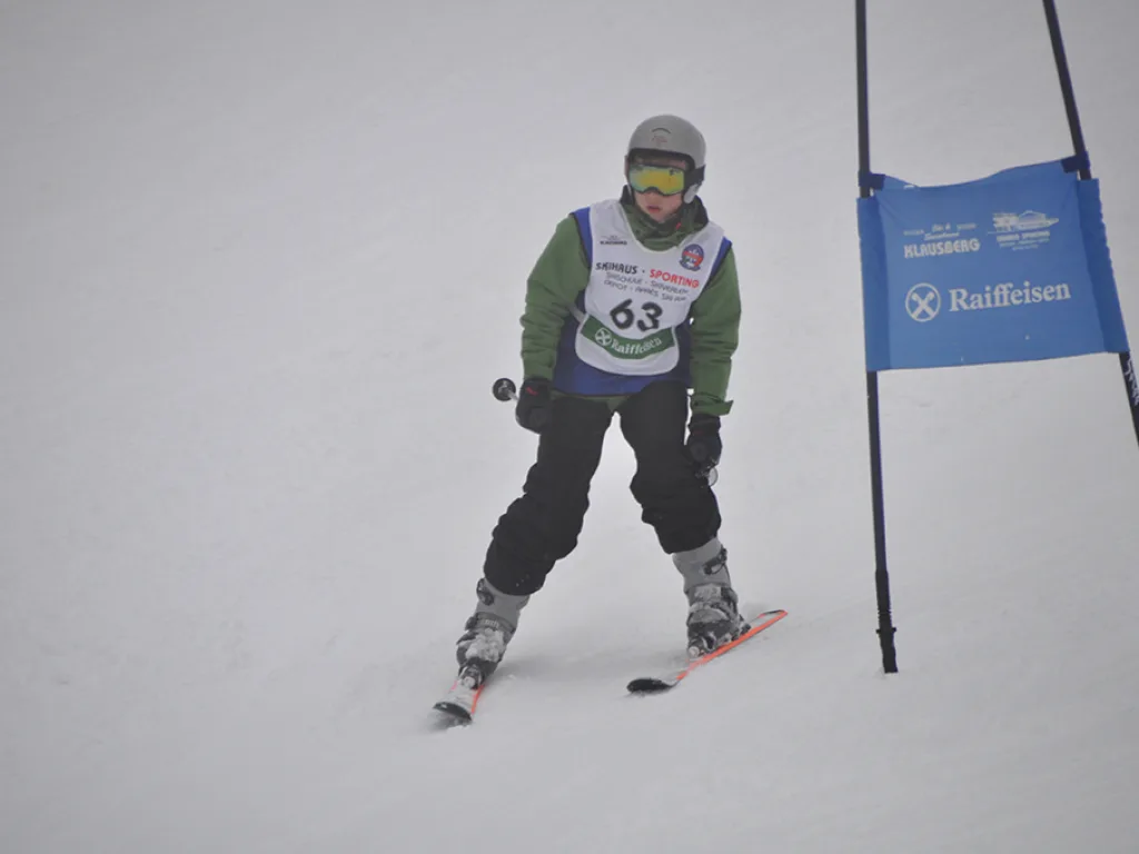 Skifahrer mit Startnummer 63 in grüner Jacke.